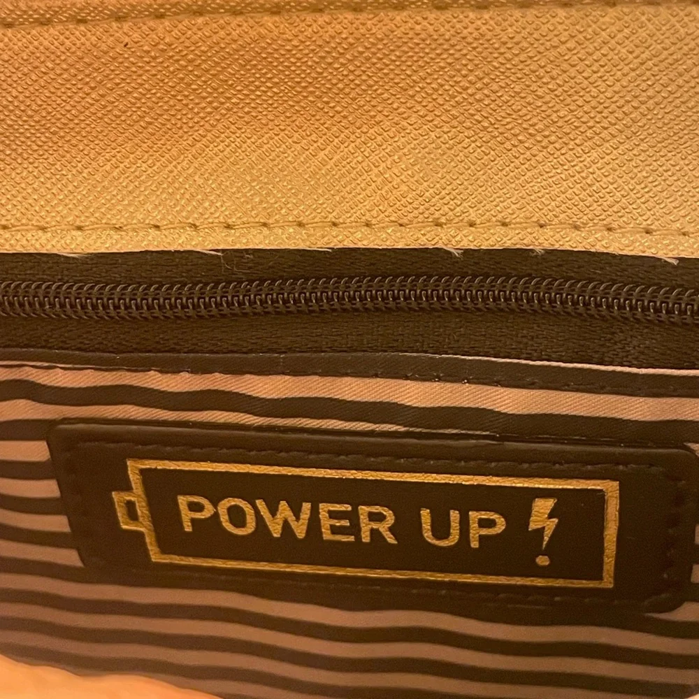 Gianni Bini NWT🖤 Charged up purse with Power Bank - Picture 11 of 17